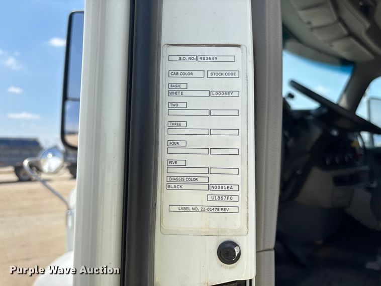 image for item ER7574 2018 Peterbilt 579 semi truck