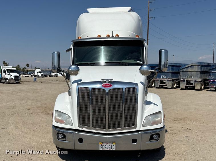 image for item ER7575 2019 Peterbilt 579 semi truck
