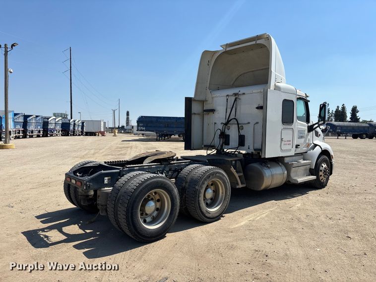 image for item ER7575 2019 Peterbilt 579 semi truck