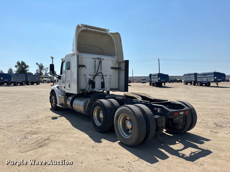 image for item ER7575 2019 Peterbilt 579 semi truck