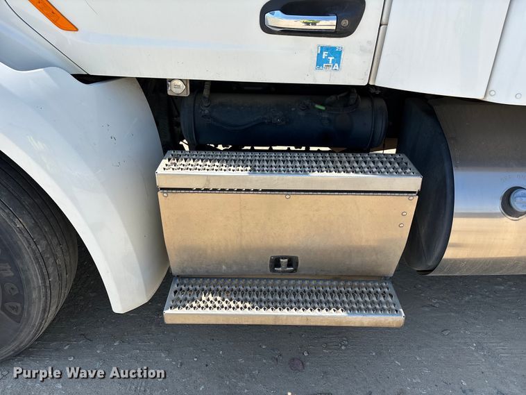 image for item ER7575 2019 Peterbilt 579 semi truck