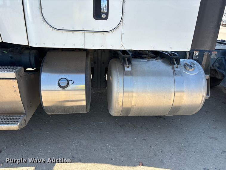 image for item ER7575 2019 Peterbilt 579 semi truck