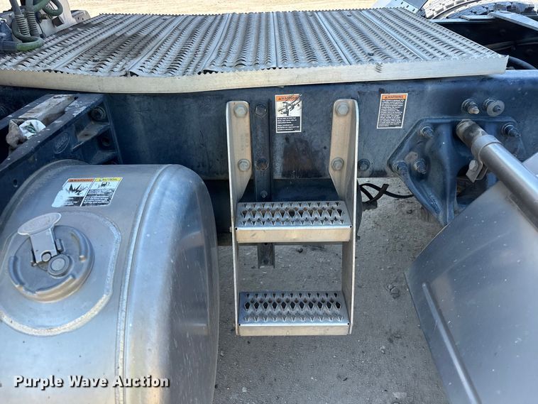 image for item ER7575 2019 Peterbilt 579 semi truck