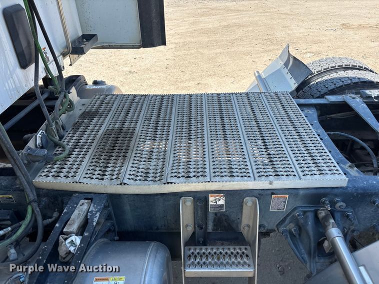image for item ER7575 2019 Peterbilt 579 semi truck
