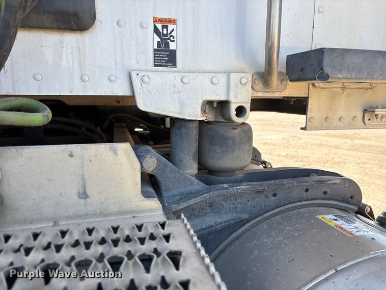image for item ER7575 2019 Peterbilt 579 semi truck