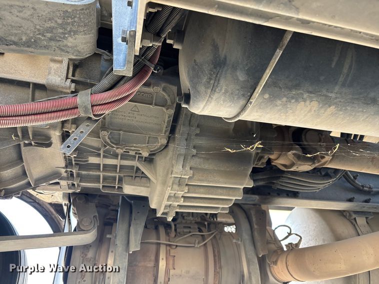 image for item ER7575 2019 Peterbilt 579 semi truck