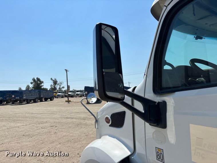 image for item ER7575 2019 Peterbilt 579 semi truck