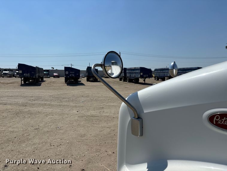image for item ER7575 2019 Peterbilt 579 semi truck