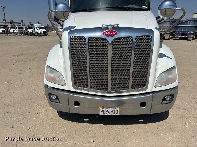 image for item ER7575 2019 Peterbilt 579 semi truck