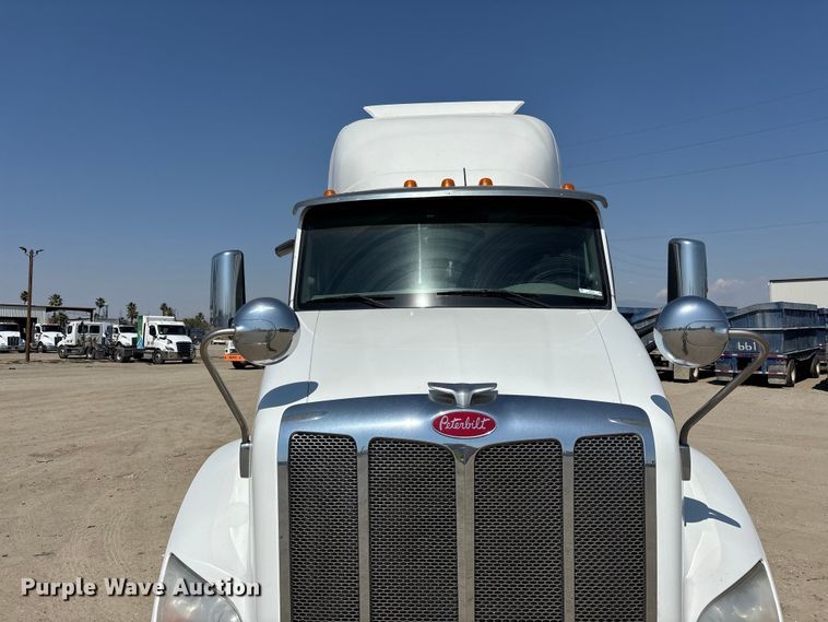 image for item ER7575 2019 Peterbilt 579 semi truck