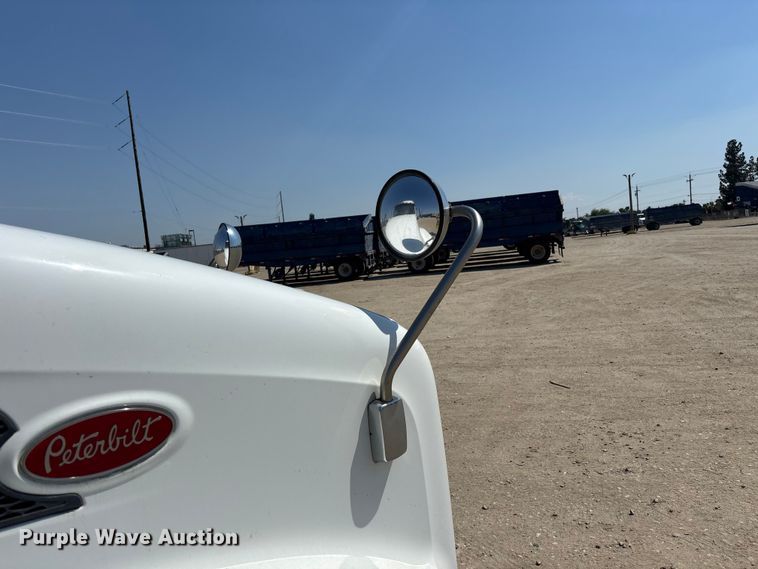 image for item ER7575 2019 Peterbilt 579 semi truck