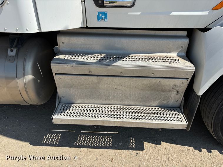image for item ER7575 2019 Peterbilt 579 semi truck