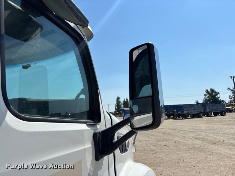 image for item ER7575 2019 Peterbilt 579 semi truck