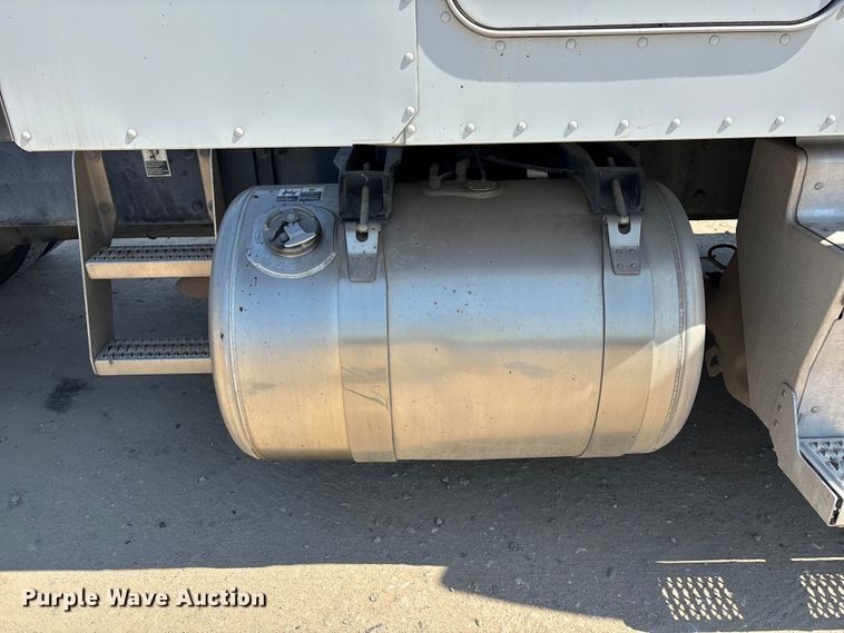 image for item ER7575 2019 Peterbilt 579 semi truck