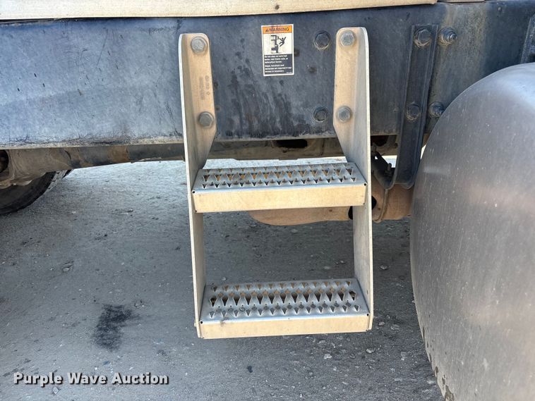 image for item ER7575 2019 Peterbilt 579 semi truck