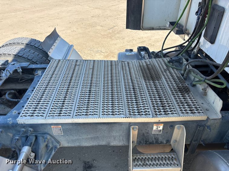 image for item ER7575 2019 Peterbilt 579 semi truck