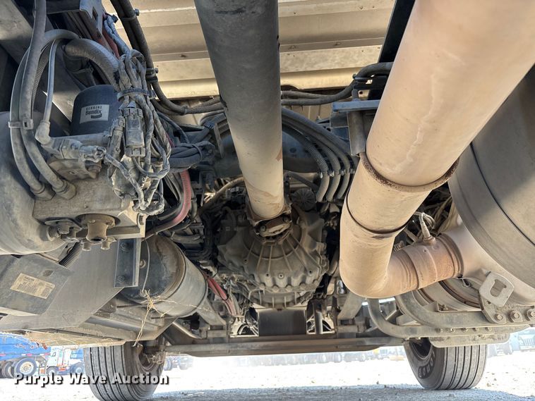 image for item ER7575 2019 Peterbilt 579 semi truck