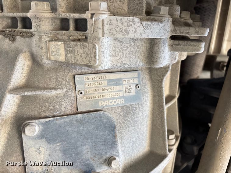 image for item ER7575 2019 Peterbilt 579 semi truck