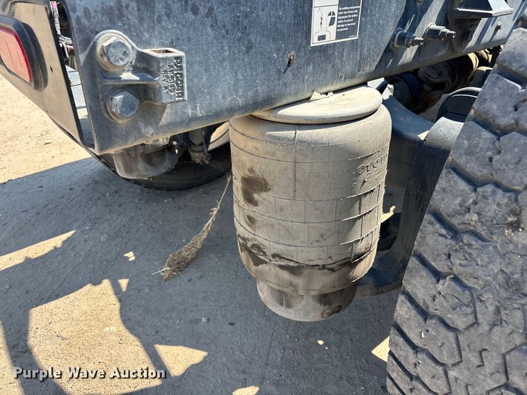 image for item ER7575 2019 Peterbilt 579 semi truck
