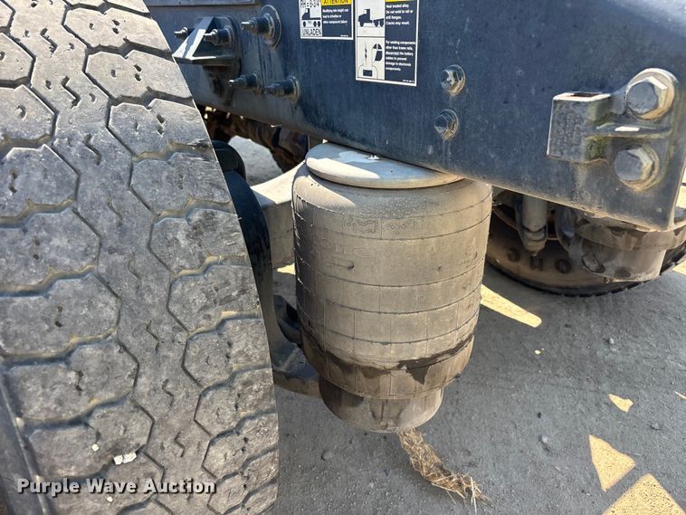 image for item ER7575 2019 Peterbilt 579 semi truck
