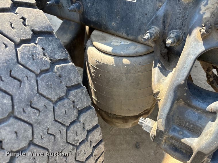 image for item ER7575 2019 Peterbilt 579 semi truck