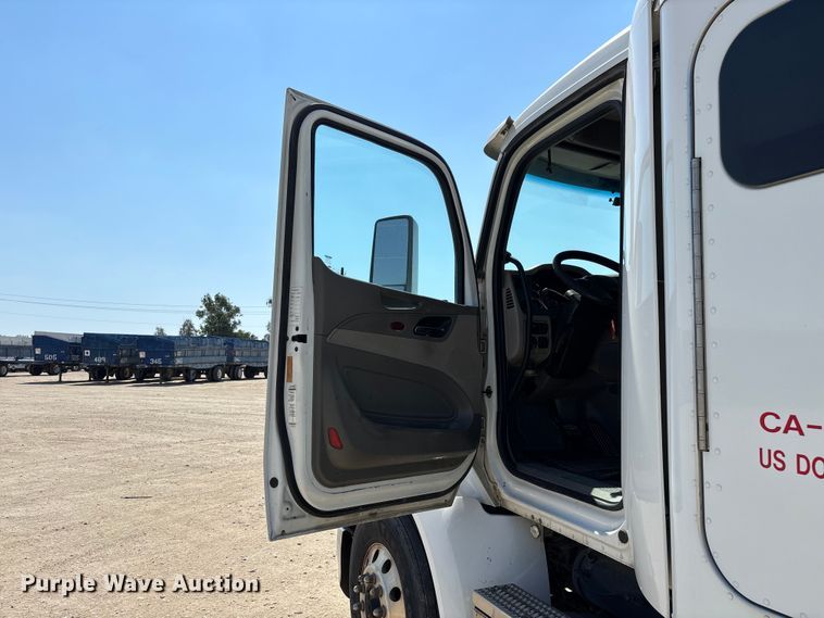 image for item ER7575 2019 Peterbilt 579 semi truck
