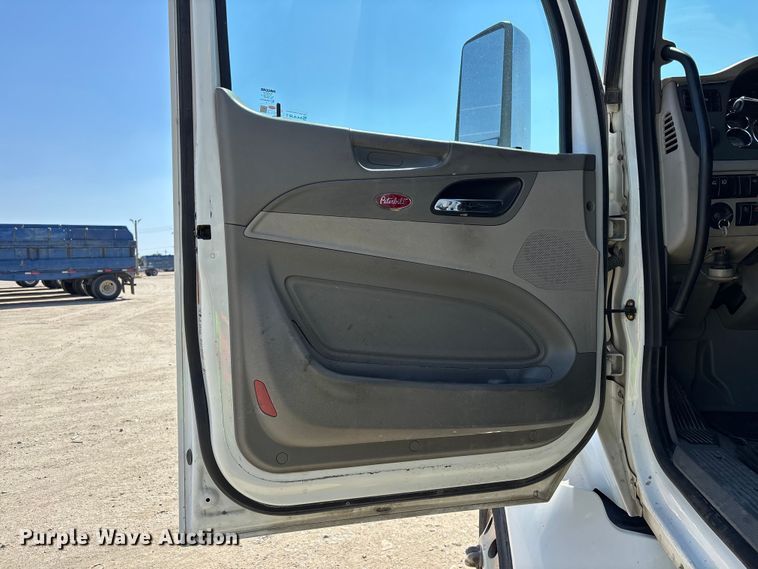 image for item ER7575 2019 Peterbilt 579 semi truck
