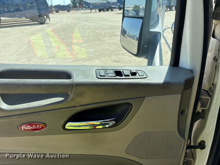 image for item ER7575 2019 Peterbilt 579 semi truck