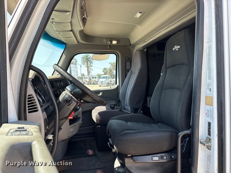 image for item ER7575 2019 Peterbilt 579 semi truck