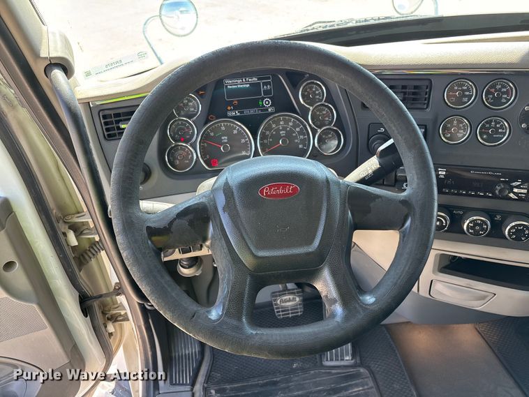 image for item ER7575 2019 Peterbilt 579 semi truck