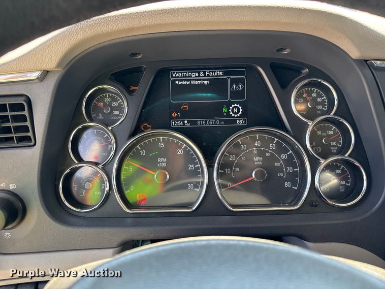 image for item ER7575 2019 Peterbilt 579 semi truck