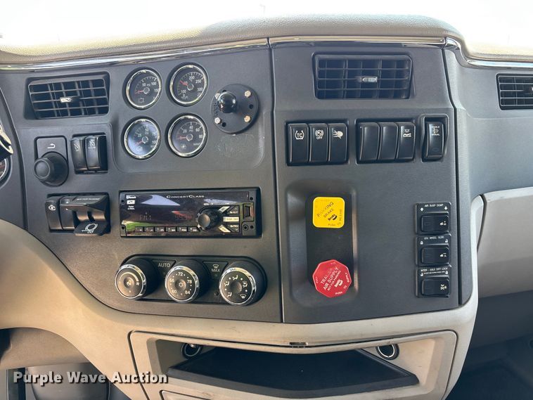 image for item ER7575 2019 Peterbilt 579 semi truck