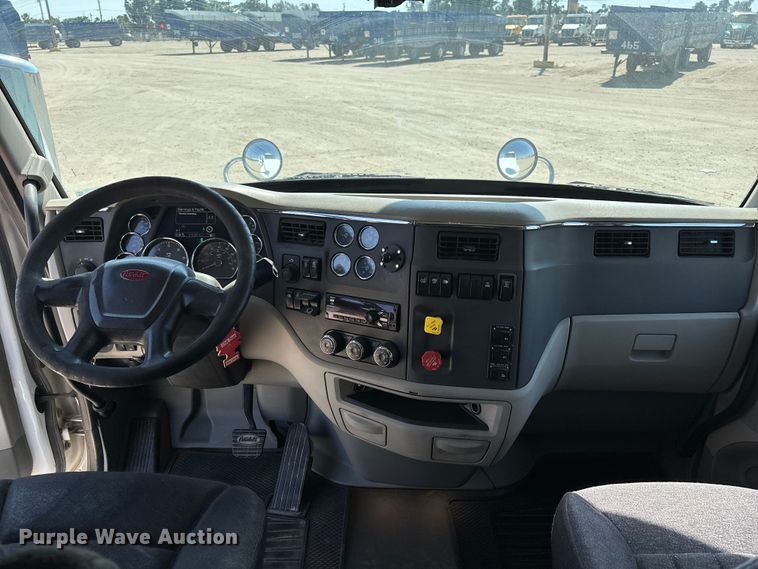 image for item ER7575 2019 Peterbilt 579 semi truck