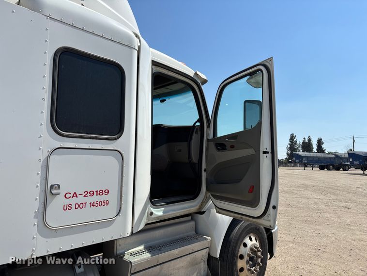 image for item ER7575 2019 Peterbilt 579 semi truck