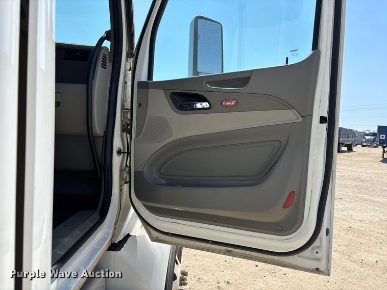 image for item ER7575 2019 Peterbilt 579 semi truck