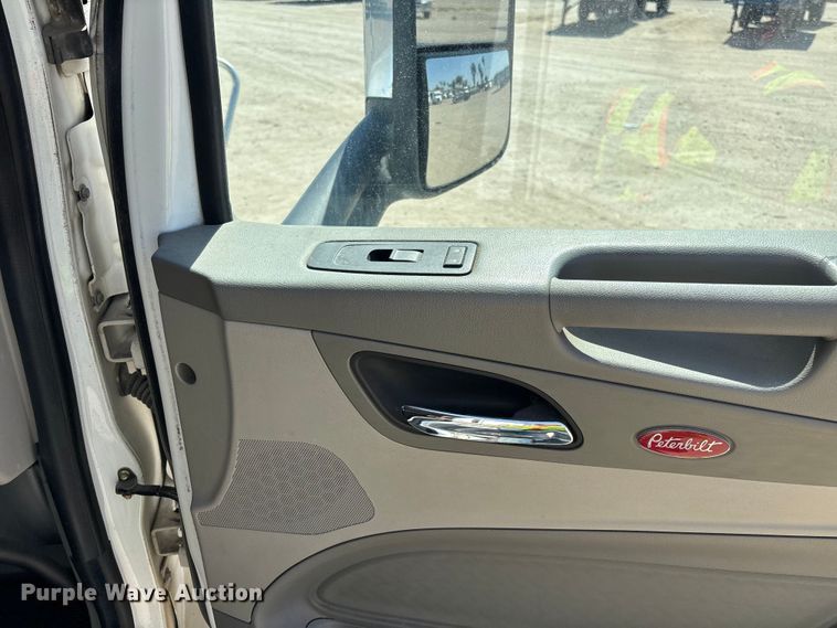 image for item ER7575 2019 Peterbilt 579 semi truck