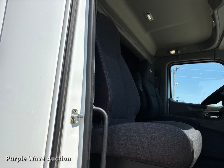 image for item ER7575 2019 Peterbilt 579 semi truck
