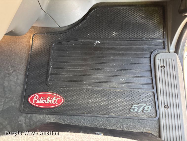 image for item ER7575 2019 Peterbilt 579 semi truck