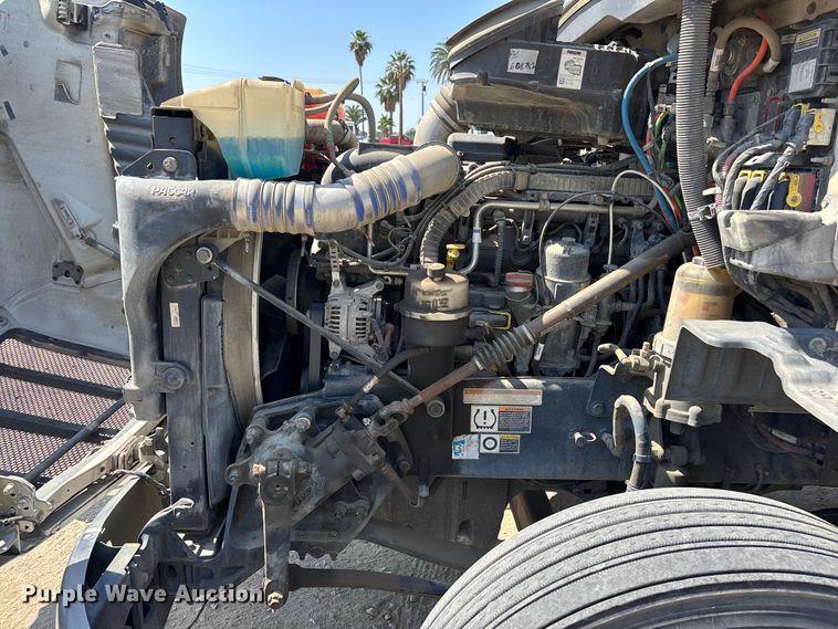 image for item ER7575 2019 Peterbilt 579 semi truck