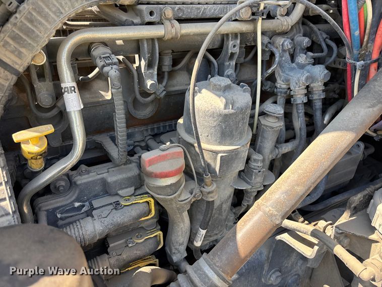 image for item ER7575 2019 Peterbilt 579 semi truck