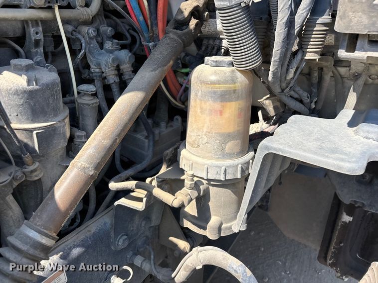 image for item ER7575 2019 Peterbilt 579 semi truck