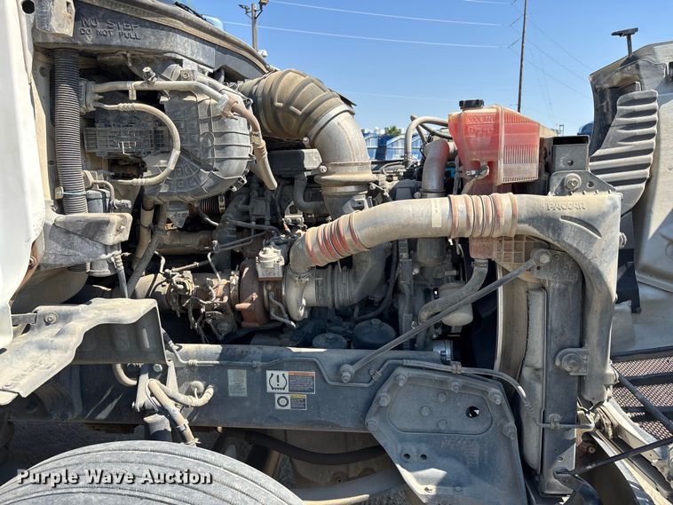 image for item ER7575 2019 Peterbilt 579 semi truck