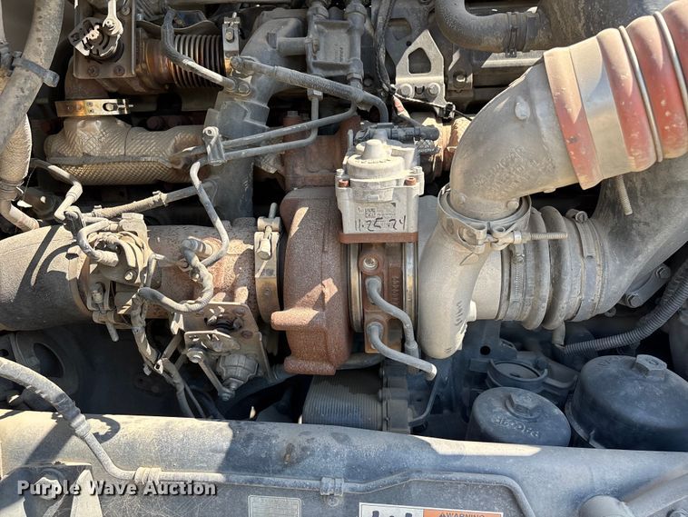image for item ER7575 2019 Peterbilt 579 semi truck