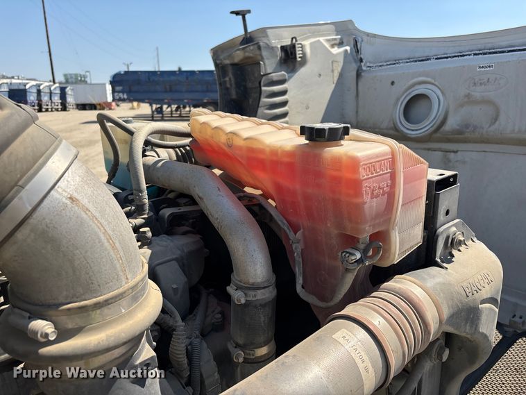 image for item ER7575 2019 Peterbilt 579 semi truck