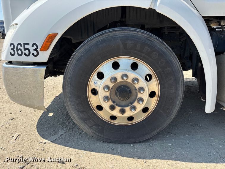 image for item ER7575 2019 Peterbilt 579 semi truck