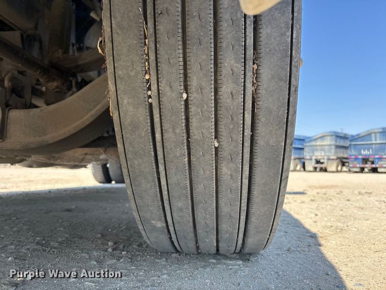 image for item ER7575 2019 Peterbilt 579 semi truck