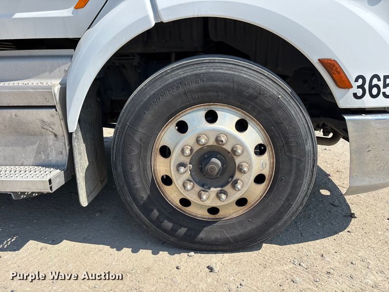 image for item ER7575 2019 Peterbilt 579 semi truck
