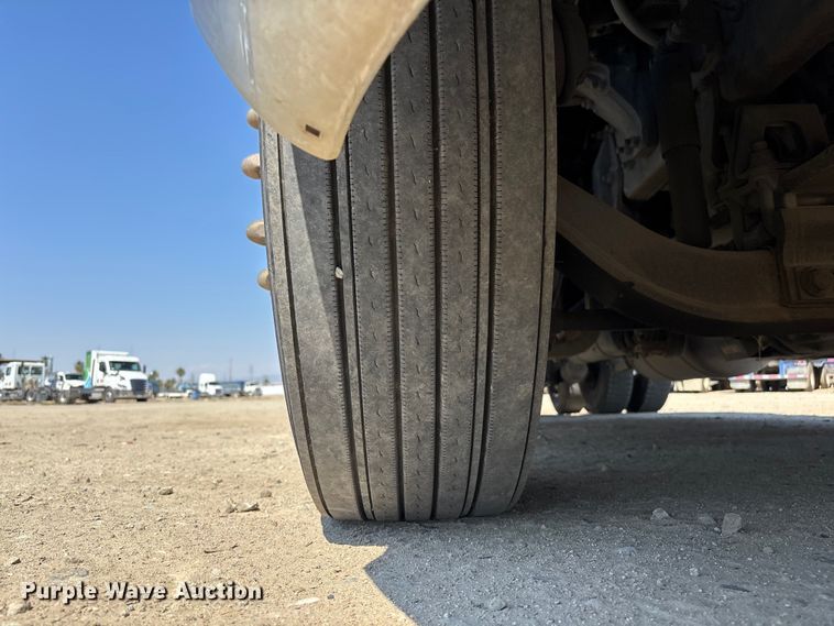 image for item ER7575 2019 Peterbilt 579 semi truck