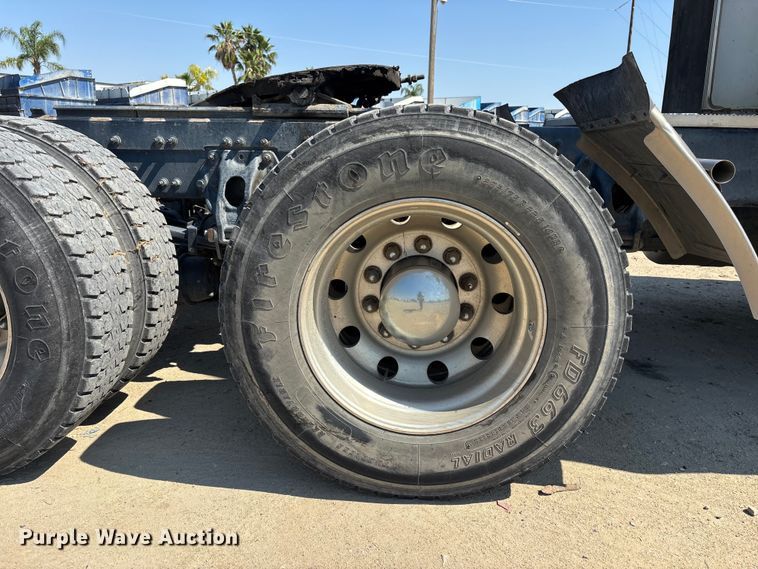 image for item ER7575 2019 Peterbilt 579 semi truck