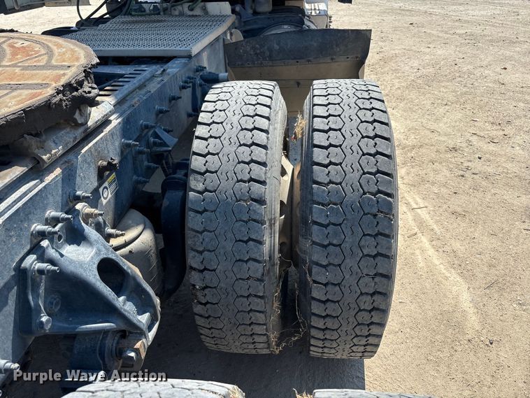 image for item ER7575 2019 Peterbilt 579 semi truck